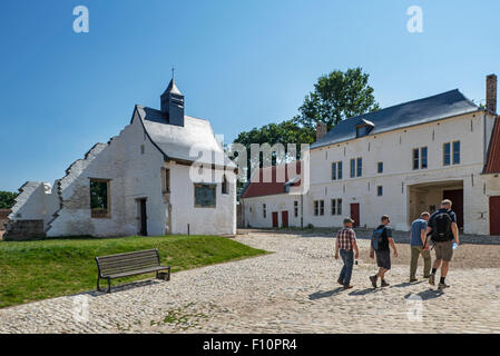 Cour intérieure montrant chapelle et maison du jardinier du Château de 30 ans, où les soldats britanniques auxquels l'Armée de Napoléon à Waterloo Banque D'Images