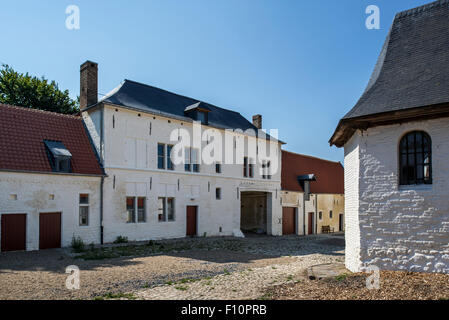 Cour intérieure montrant chapelle et maison du jardinier du Château de 30 ans, où les soldats britanniques auxquels l'Armée de Napoléon à Waterloo Banque D'Images