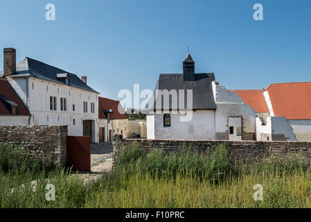 Cour intérieure montrant chapelle et maison du jardinier du Château de 30 ans, où les soldats britanniques auxquels l'Armée de Napoléon à Waterloo Banque D'Images