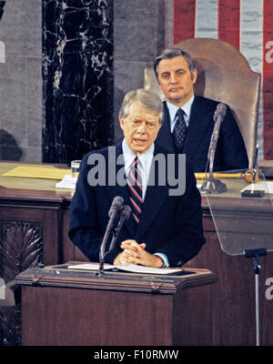 Le président des États-Unis Jimmy Carter livre son état de l'Union à une session conjointe du Congrès américain dans la chambre Chambre dans le capitole le 20 janvier 1978. Assis derrière le président est le Vice-président américain Walter Mondale. Credit : Arnie Sachs/CNP - AUCUN FIL SERVICE - Banque D'Images