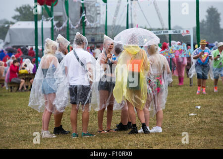 Les amateurs de musique au Festival V à Chelmsford Essex sous la pluie. Banque D'Images