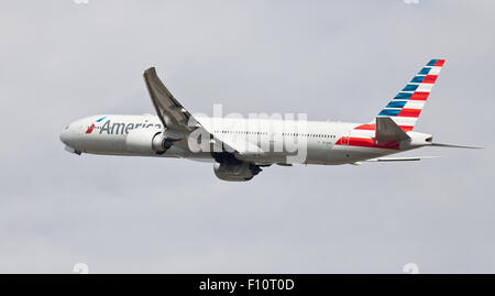 American Airlines Boeing 777 N729UN décollant de l'aéroport Londres Heathrow LHR Banque D'Images