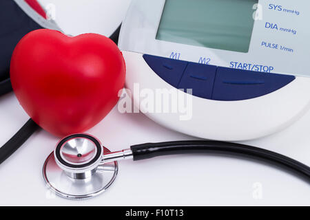 Image montre un stéthoscope et un manomètre de pression artérielle Banque D'Images