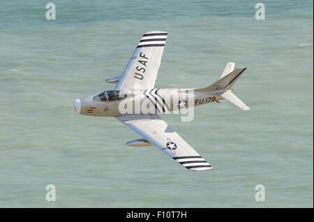 North American F-86 Sabre vintage fighter jet avion à l'Airshow Eastbourne voler au-dessus de la mer de la Manche. Jet Vintage Banque D'Images
