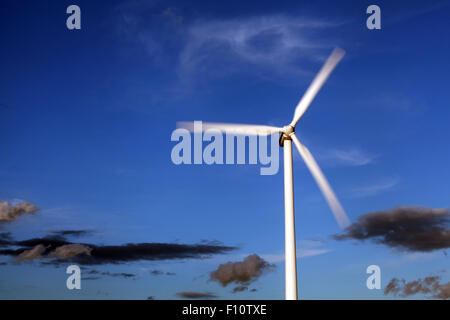 Faire tourner l'éolienne contre scenic ciel. Le Danemark. Banque D'Images