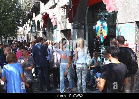 Belgrade, Serbie. Août 24, 2015. Les gens à pied en face d'un info-centre à Belgrade, Serbie, le 24 août 2015. Une info-centre pour les migrants d'Amérique du Nord et l'Afrique a été mis en place à Belgrade afin de leur fournir une assistance juridique et d'une connexion Wi-Fi gratuite. © Nemanja Cabric/Xinhua/Alamy Live News Banque D'Images