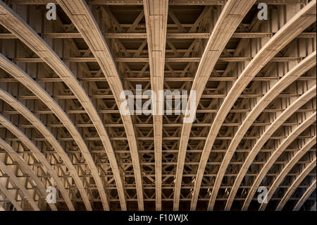 Londres, Royaume-Uni. 22 août 2015. Une vue sur le dessous du pont de Blackfriars. Banque D'Images