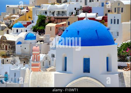 L'emblématique églises au dôme bleu sur l'île de Santorin, Grèce Banque D'Images