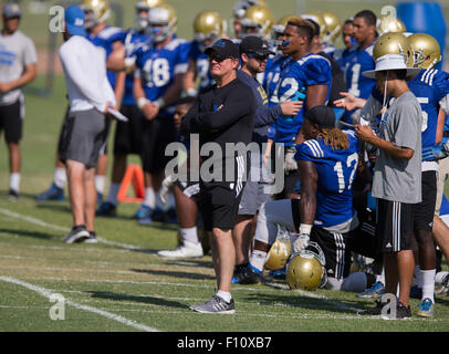 San Bernardino, CA. Août 18, 2015. UCLA coordonnateur défensif Tom Bradley watches sa défense au cours d'une pratique de l'automne le mardi 18 août 2015 à Cal State College de San Bernardino, San Bernardino, en Californie. (Crédit obligatoire : Juan Lainez/MarinMedia.org/Cal Sport Media) (photographe complet, et de crédit requis) © csm/Alamy Live News Banque D'Images