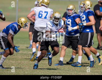 San Bernardino, CA. Août 18, 2015. Running back de l'UCLA (1) Soso Jamabo ressemble pour l'exécution de prix lors d'une pratique de l'automne le mardi 18 août 2015 à Cal State College de San Bernardino, San Bernardino, en Californie. (Crédit obligatoire : Juan Lainez/MarinMedia.org/Cal Sport Media) (photographe complet, et de crédit requis) © csm/Alamy Live News Banque D'Images