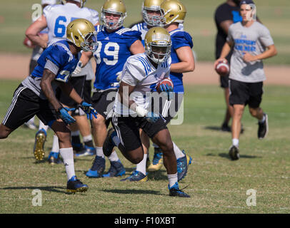 San Bernardino, CA. Août 18, 2015. Running back de l'UCLA (1) Soso Jamabo ressemble pour l'exécution de prix lors d'une pratique de l'automne le mardi 18 août 2015 à Cal State College de San Bernardino, San Bernardino, en Californie. (Crédit obligatoire : Juan Lainez/MarinMedia.org/Cal Sport Media) (photographe complet, et de crédit requis) © csm/Alamy Live News Banque D'Images