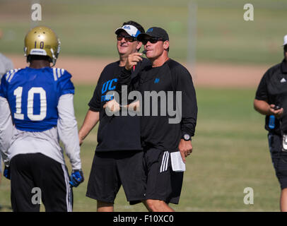 San Bernardino, CA. Août 18, 2015. L'entraîneur-chef de l'UCLA, Jim Mora exécutant sa pratique au cours d'une pratique de l'automne le mardi 18 août 2015 à Cal State College de San Bernardino, San Bernardino, en Californie. (Crédit obligatoire : Juan Lainez/MarinMedia.org/Cal Sport Media) (photographe complet, et de crédit requis) © csm/Alamy Live News Banque D'Images