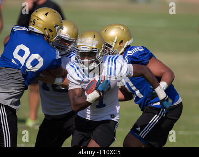 San Bernardino, CA. Août 18, 2015. Running back de l'UCLA (1) Soso Jamabo ressemble pour l'exécution de prix lors d'une pratique de l'automne le mardi 18 août 2015 à Cal State College de San Bernardino, San Bernardino, en Californie. (Crédit obligatoire : Juan Lainez/MarinMedia.org/Cal Sport Media) (photographe complet, et de crédit requis) © csm/Alamy Live News Banque D'Images