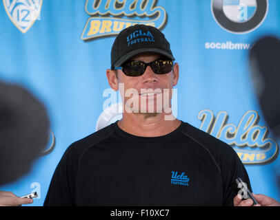 San Bernardino, CA. Août 18, 2015. L'entraîneur-chef de l'UCLA, Jim Mora parle à la presse après une chute la pratique le mardi 18 août 2015 à Cal State College de San Bernardino, San Bernardino, en Californie. (Crédit obligatoire : Juan Lainez/MarinMedia.org/Cal Sport Media) (photographe complet, et de crédit requis) © csm/Alamy Live News Banque D'Images