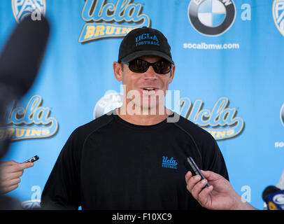 San Bernardino, CA. Août 18, 2015. L'entraîneur-chef de l'UCLA, Jim Mora parle à la presse après une chute la pratique le mardi 18 août 2015 à Cal State College de San Bernardino, San Bernardino, en Californie. (Crédit obligatoire : Juan Lainez/MarinMedia.org/Cal Sport Media) (photographe complet, et de crédit requis) © csm/Alamy Live News Banque D'Images