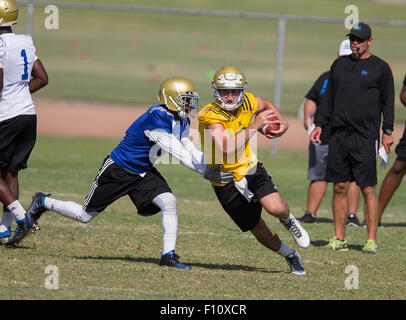 San Bernardino, CA. Août 18, 2015. Le quart-arrière de l'UCLA (3) Josh Rosen ressemble pour l'exécution de prix lors d'une pratique de l'automne le mardi 18 août 2015 à Cal State College de San Bernardino, San Bernardino, en Californie. (Crédit obligatoire : Juan Lainez/MarinMedia.org/Cal Sport Media) (photographe complet, et de crédit requis) © csm/Alamy Live News Banque D'Images