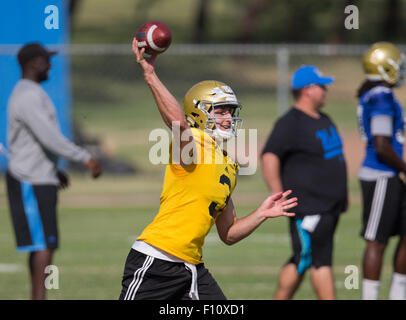 San Bernardino, CA. Août 18, 2015. Le quart-arrière de l'UCLA (3) Josh Rosen prend son décès chargés d'affaires au cours d'une pratique de l'automne le mardi 18 août 2015 à Cal State College de San Bernardino, San Bernardino, en Californie. (Crédit obligatoire : Juan Lainez/MarinMedia.org/Cal Sport Media) (photographe complet, et de crédit requis) © csm/Alamy Live News Banque D'Images