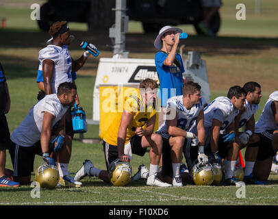 San Bernardino, CA. Août 18, 2015. Le quart-arrière de l'UCLA (3) Josh Rosen obtient un peu de repos au cours d'une pratique de l'automne le mardi 18 août 2015 à Cal State College de San Bernardino, San Bernardino, en Californie. (Crédit obligatoire : Juan Lainez/MarinMedia.org/Cal Sport Media) (photographe complet, et de crédit requis) © csm/Alamy Live News Banque D'Images