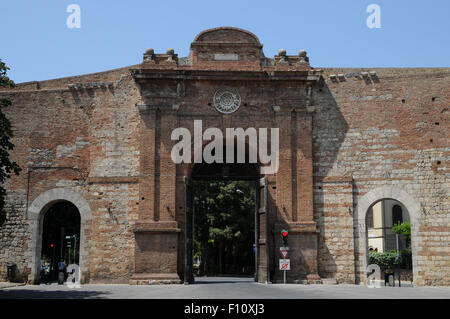 Les trois arches de la Porta di Camollia, l'une des portes du nord de l'entrée et à la sortie de la ville italienne de Sienne. Banque D'Images