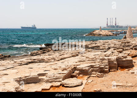 Vue sur la porte de la mer et de Dhekelia centrale avec réservoir d'ancrage du navire. Chypre. Banque D'Images