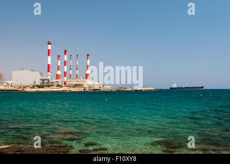 Dhekelia centrale avec réservoir d'ancrage du navire. Chypre. Banque D'Images