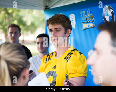 San Bernardino, CA. Août 18, 2015. Le quart-arrière de l'UCLA (3) Josh Rosen répond aux questions des médias pour la première fois après l'entraînement le mardi 18 août 2015 à Cal State College de San Bernardino, San Bernardino, en Californie. (Crédit obligatoire : Juan Lainez/MarinMedia.org/Cal Sport Media) (photographe complet, et de crédit requis) © csm/Alamy Live News Banque D'Images