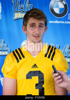 San Bernardino, CA. Août 18, 2015. Le quart-arrière de l'UCLA (3) Josh Rosen répond aux questions des médias pour la première fois après l'entraînement le mardi 18 août 2015 à Cal State College de San Bernardino, San Bernardino, en Californie. (Crédit obligatoire : Juan Lainez/MarinMedia.org/Cal Sport Media) (photographe complet, et de crédit requis) © csm/Alamy Live News Banque D'Images