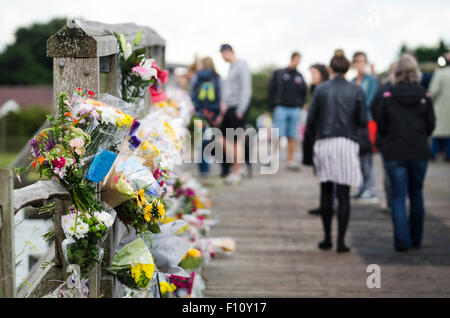 Shoreham-by-Sea, Royaume-Uni. 24 août 2015. Les scènes à Shoreham-by-Sea, West Sussex, où un jet Hawker Hunter s'est écrasé dans des véhicules sur l'A27 et a explosé au cours de l'hôtel Shoreham Air Show le samedi 22 août 2015. Une grue a été portée à l'place pour enlever le reste du jet pour complément d'enquête. Beaucoup de gens ont quitté tributs floraux et souvenirs de football sur le Vieux Shoreham Tollbridge, près du lieu de l'accident, pour ceux qui sont morts. La police dit que jusqu'à 20 personnes peuvent être morts dans l'incident. Credit : Francesca Moore/Alamy Live News Banque D'Images