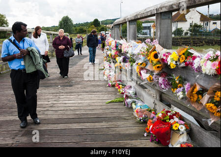 Shoreham-by-Sea, Royaume-Uni. 24 août 2015. Les scènes à Shoreham-by-Sea, West Sussex, où un jet Hawker Hunter s'est écrasé dans des véhicules sur l'A27 et a explosé au cours de l'hôtel Shoreham Air Show le samedi 22 août 2015. Une grue a été portée à l'place pour enlever le reste du jet pour complément d'enquête. Beaucoup de gens ont quitté tributs floraux et souvenirs de football sur le Vieux Shoreham Tollbridge, près du lieu de l'accident, pour ceux qui sont morts. La police dit que jusqu'à 20 personnes peuvent être morts dans l'incident. Credit : Francesca Moore/Alamy Live News Banque D'Images