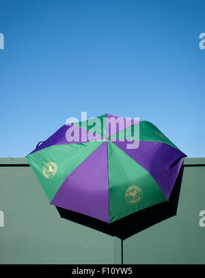 Parapluie de Wimbledon et ciel bleu Banque D'Images