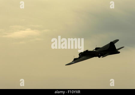 AJAXNETPHOTO. L'année 2013. SHOREHAM, en Angleterre. - Dernier DES B-17S - B-17 Flying Fortress G-BEDF SALLY-B. PHOTO:JONATHAN EASTLAND/AJAX REF:D130109 560 Banque D'Images