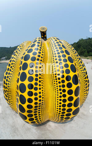 Pumpkin par Yayoi Kusama artiste japonais à l'île de Naoshima, au Japon. Banque D'Images