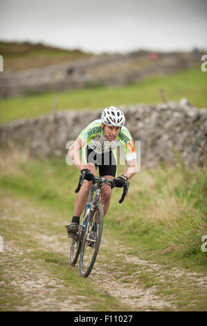 Un cavalier dans les trois pics de cyclo dans le Parc National des Yorkshire Dales. Banque D'Images