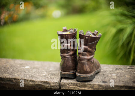 Une paire de vieilles bottes dans le jardin. Banque D'Images