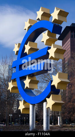 Symbole de l'euro sign in Willy-Brandt-Platz, près de la Banque centrale européenne à Francfort en Allemagne Banque D'Images