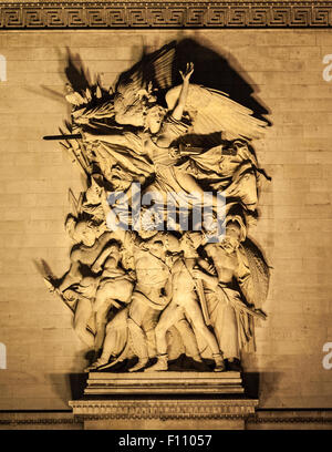 La Marseillaise relief sur l'Arc de Triomphe à Paris France illuminée la nuit. Cette sculpture fait face à des Champs Elysées Banque D'Images