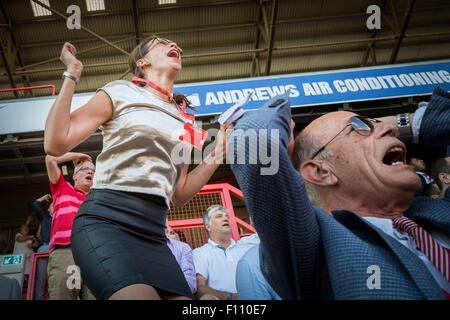 Katrien Meire Charlton Athletic Football Club chef avec Richard Murray Valley Stadium, Londres Banque D'Images