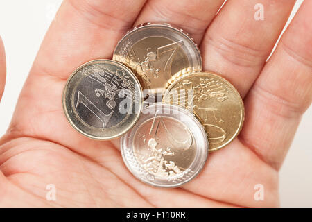 Diverses pièces en euro dans la main Banque D'Images