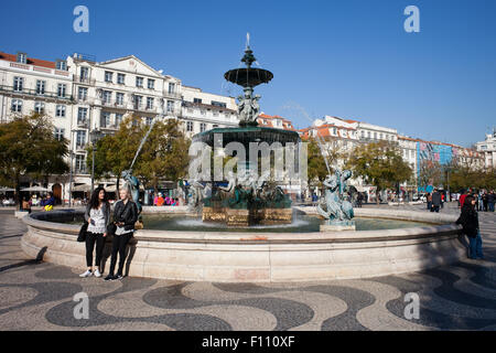 Fontaine sur la place Rossio à Lisbonne, Portugal Banque D'Images