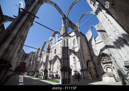 Ruines de la 14th-15th century Gothic church Igreja do Carmo à Chiado, Lisbonne, Portugal Banque D'Images