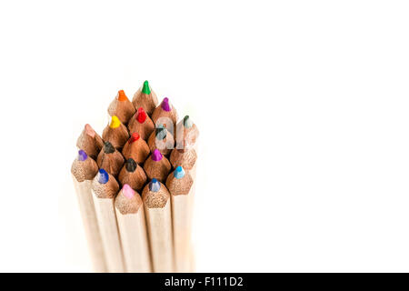 Vue de dessus d'un tas de crayons de couleur sur un fond blanc. Banque D'Images