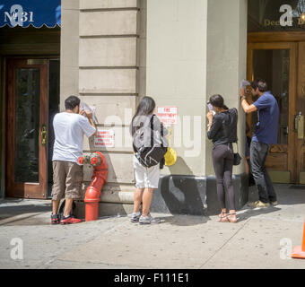 Les employés potentiels pour Dylan's Candy Bar' s Union Square store remplir des demandes devant le magasin ouvert à New York le jeudi 20 août 2015. Fondée par Dylan Lauren, Dylan's Candy Bar vend plus de 7500 confiseries y compris leur propre label privé et bonbons nostalgique dans ses 11 bureaux et en ligne. (© Richard B. Levine) Banque D'Images