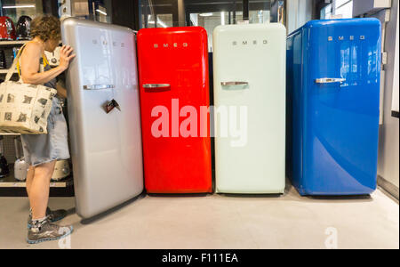 Un nouveau client inspecte marque Smeg réfrigérateurs dans une nouvelle à vocation urbaine Lowe's home improvement store à New York le Mardi, Août 18, 2015. Lowe's Cos a annoncé que la croissance du deuxième trimestre et les ventes des magasins comparables a battu les attentes des analystes en citant la croissance dans le logement aux États-Unis. Lowe's est la deuxième plus grande chaîne après l'amélioration de Home Depot. (© Richard B. Levine) Banque D'Images