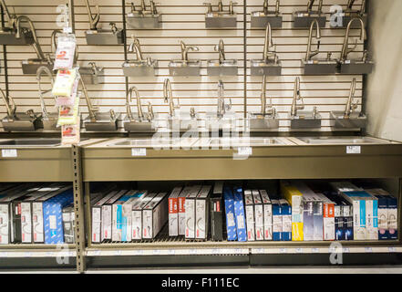 Robinet de la cuisine dans une nouvelle collection à vocation urbaine Lowe's home improvement store à New York le Mardi, Août 18, 2015. Lowe's Cos a annoncé que la croissance du deuxième trimestre et les ventes des magasins comparables a battu les attentes des analystes en citant la croissance dans le logement aux États-Unis. Lowe's est la deuxième plus grande chaîne après l'amélioration de Home Depot. (© Richard B. Levine) Banque D'Images