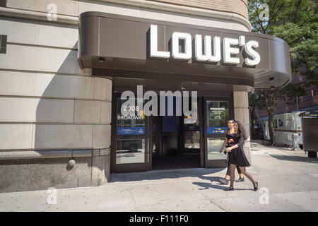 Une nouvelle à vocation urbaine Lowe's home improvement store à New York le Mardi, Août 18, 2015. Lowe's Cos a annoncé que la croissance du deuxième trimestre et les ventes des magasins comparables a battu les attentes des analystes en citant la croissance dans le logement aux États-Unis. Lowe's est la deuxième plus grande chaîne après l'amélioration de Home Depot. (© Richard B. Levine) Banque D'Images