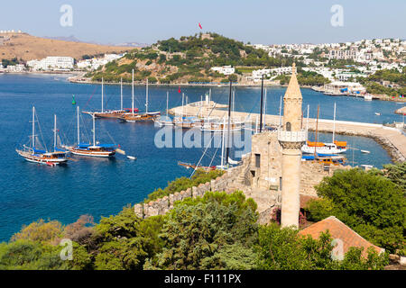 Avis de Halikarnas, marina de Bodrum, château de Bodrum sur la Riviera turque Banque D'Images