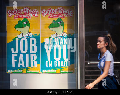 Un panneau dans la fenêtre d'un Señor Frog's new restaurant décontracté à Times Square le Vendredi, 21 août 2015, informe les employés potentiels de l'emploi dans l'industrie de l'accueil, en particulier au Señor Frog's. . (© Richard B. Levine) Banque D'Images