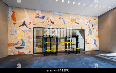 Une mosaïque murale de l'artiste regretté Max Spivak est vu dans le hall d'entrée de 5 Bryant Park à New York, le vendredi, 21 août, 2015. Longtemps l'objet d'une rénovation antérieure le long de 40 pieds murale a été re-découvert au cours de travaux de rénovation et restauré à sa gloire par les propriétaires de l'immeuble, le Groupe Blackstone. Spivak s'est fait connaître par son travail dans la Works Progress Administration dans les années 30. 5 Bryant Park, à l'origine 111 W 40th Street, a été achevé en 1957. (© Richard B. Levine) Banque D'Images