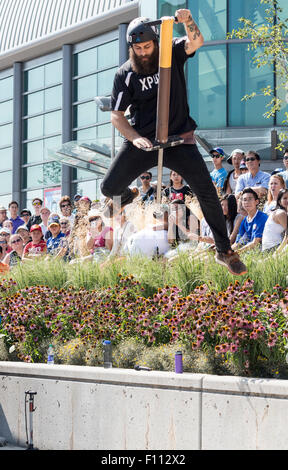 Membre de l'équipe de Stunt Xpogo Bryan Pognant procède à l'Exposition nationale canadienne à Toronto, Ontario Canada Banque D'Images