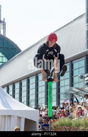 Membre de l'équipe de Stunt Xpogo Dan Mahoney canadienne fonctionne à l'Exposition nationale canadienne à Toronto, Ontario Canada Banque D'Images